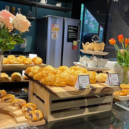 Lyf Sukhumvit 8 Bangkok Hotel Bagian luar foto