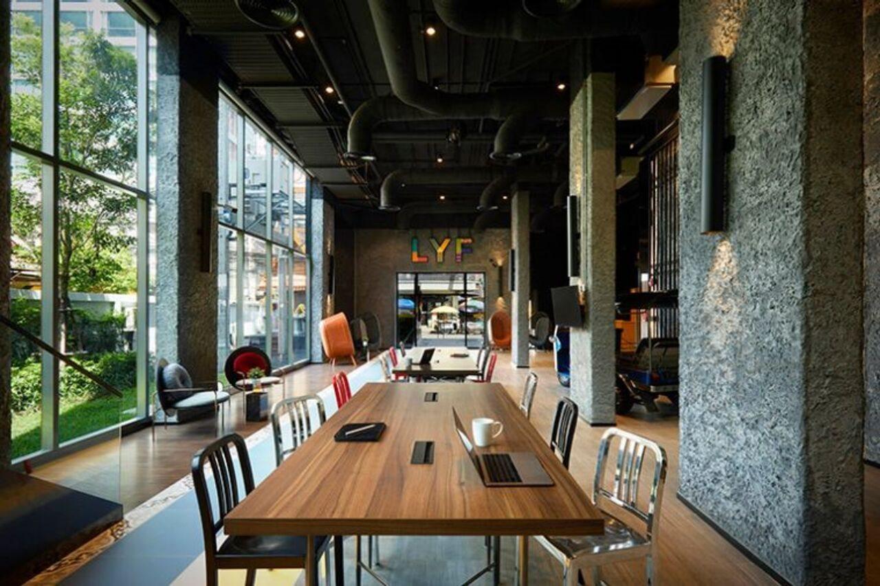 Lyf Sukhumvit 8 Bangkok Hotel Bagian luar foto